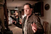 Paul Böhmer (Jürgen Tonkel r.) wird aus dem Hinterhalt gestellt und muss sich vor einem Verbrecher (Florian Panzner l.) ergeben.