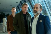 Martin (Hans Sigl, M.) und Hans Gruber (Heiko Ruprecht, l.) versuchen Claus Strasser (Beat Marti, r.) von der Notwendigkeit seiner Zahlungen zu überzeugen.