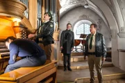 Der Organist Wolfgang Otten liegt leblos auf den Tasten seines Instrumentes. Die Orgel dröhnt unverändert auf einem Akkord und Staller versucht gegen die lärmende Orgel anzubrüllen.