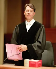 Ulrich Wetzel ist der vorsitzende Richter in der Gerichtssendung. Er verhandelt schwere Delikte wie fahrlässige Tötung, Brandstiftung oder Diebstahl.