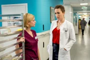Die neue Ärztin Frau Dr. Arnstett (Claudia Hiersche, r.) wirft Lizzy (Theresa Underberg, l.) vor, den Patienten in seiner Entscheidung, sich operieren zu lassen, beeinflusst zu haben.