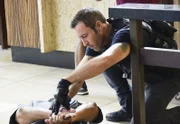 Als die Bankräuber versuchen, durch einen Tunnel zu flüchten, folgt ihnen McGarrett (Alex O'Loughlin) - doch am Ende des Tunnels erwartet ihn jemand anderes, als er vermutet