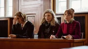Romy Heiland (Christina Athenstädt, l.) und Tilly Vogel (Sina Reiß, r.) vertreten Kiki Becker (Luisa-Céline Gaffron), dem ein Sprengstoffattentat vorgeworfen wird, – an einer guten Verteidigung scheint sie nicht interessiert zu sein.