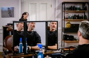Miro (Pablo Sprungala, mit Yeliz Simsek, h.) befürchtet humorvoll, dass er mit der elterlichen Verantwortung alleine dasteht.