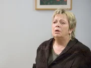 Prof. Marianne Albrecht (Walfriede Schmitt) wird nach einem Sturz in die Sachsenklinik eingeliefert. Dort wird festgestellt, dass sie Krebs hat.