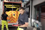 Zehn Minuten nach Eingehen des Notrufs müssen sie vor Ort sein: Der Rettungssanitäter Eike John der Feuerwehr Hannover.