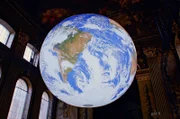 Die Arbeit des britischen Künstlers Luke Jerram mit dem Titel „Gaia“ erinnert an die ersten Bilder, die die „Apollo 8“ einst aus dem Weltraum schickte. Sie gemahnt uns an die Verletzlichkeit des Lebens, aber auch an die Schönheit unseres Planeten.