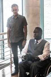 Das NCIS-Team um Pride (Scott Bakula, l.) wird gerufen, nachdem eine klinische Studie mit Gehirnimplantaten bei Kriegsveteranen gehackt wurde. Patton (Daryl Mitchell, r.) muss dabei mit seiner Exfrau, Doctor Anna Yoon, arbeiten.