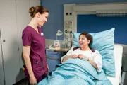 Betty (Bettina Lamprecht, l.) ist froh, dass es der geduldigen Patientin Erika Klee (Manon Straché, r.) wieder besser geht.