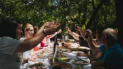 Elena Lai und ihre Familie genießen den Feierabend bei einem großen Picknick in den Wäldern vor Villaurbana.