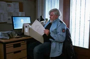 Frank Koops (Aljoscha Stadelmann) nimmt sich die Vermisstenakte von Thorsten Lehnert vor