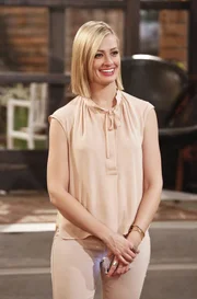Caroline (Beth Behrs) ist überglücklich, dass ein Hollywoodstar in ihrem Film mitspielen möchte und begleitet Max zum Anwesen ihres Freundes Randy, um dort ein Treffen mit dieser Person zu arrangieren. Währenddessen muss Max den Hund von Randy beaufsichtigen ...