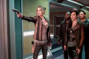 (v.l.n.r.) Kelly Grayson (Adrianne Palicki); John LaMarr (J. Lee); Talla (Jessica Szohr); Gordon (Scott Grimes)