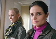 Die ehrgeizige Nicole Sommer (Jenny Elvers-Elbertzhagen, links) hat ein Kamelfohlen in Lebensgefahr gebracht. Dr. Susanne Mertens (Elisabeth Lanz) hat Dr. Fährmann deshalb die Vertrauensfrage gestellt. Beide Frauen warten angespannt auf seine Entscheidung.