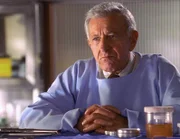 Dr. Gelber (Jack Klugman) ist eine ausgemachte Koryphäe im Bereich der Pathologie. Er findet den entscheidenden Hinweis, der zur Entlastung einer Angeklagten führt.