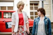 Lizzy (Theresa Underberg, l.) und Talula (Carolin Walter, r.) müssen zur Arbeit, während Betty heute einen Tag frei hat.