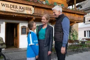 Zur Freude von Sophia (Ylvi Unertl, l.) hat sich das Verhältnis zwischen ihrer Mutter Susanne (Natalie O'Hara, M.) und Paul Richter (Dominic Raacke, r.) wieder gebessert.