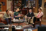 "The Big Bang Theory", "Der Proton-Ersatz." Als Sheldon zufällig sein Kindheitsidol Professor Proton trifft, tut er alles, um ihm seine Bewunderung auszudrücken. Genervt wendet sich Proton bei wissenschaftlichen Problemen jedoch lieber Leonard zu. Sheldon ist enttäuscht. Er beschließt, sich zu rächen, indem er die Freundschaft von Protons Erzrivalen Bill Nye sucht. Derweil liefern sich Howard und Raj ein Kräftemessen beim Schmuck-Basteln mit den Mädchen.Im Bild (v.li.): Johnny Galecki (Leonard Hofstadter), Jim Parsons (Sheldon Cooper), Bob Newhart (Professor Proton), Kaley Cuoco (Penny).