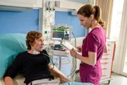 Betty (Bettina Lamprecht, r.) findet heraus, dass es sich bei der Patientin Barbara Rehmann (Lilia Lehner, l.) um die Ex-Frau von Dr. Behring handelt. Sie bittet Betty ihrem Ex-Mann auszurichten, dass er sich von ihr fernhalten soll.