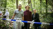 Kollege Simon (Patrick Isermeyer) zeigt den Kommissarinnen Liv Moormann (Jasna Fritzi Bauer, r.) und Linda Selb (Luise Wolfram, vorne, m.) den Fundort der Leiche.