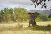 Connell (Paul Mescal) und Marianne (Daisy Edgar-Jones) verbringen immer mehr Zeit zusammen. Ihre heimliche Affäre wird immer intensiver. Doch Connell will seine Liebe aus Feigheit vor seinen Freunden immer noch verheimlichen.