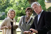 "Soko Kitzbühel", "Ein klarer Schnitt." Beim Gieringer Weiher erliegt der Ex-Chirurg Jürgen Schindler einem Kopfschuss. Im Kofferraum seines Wagens macht die SOKO einen makabren Fund: Die abgetrennte Hand eines Mannes. Im Zuge der Ermittlungen werden die Kriminalisten mit einem medizinischen Phänomen konfrontiert: Es gibt Menschen, die sich von gesunden Gliedmassen trennen möchten, weil sie sie als "Fremdkörper" empfinden. Der Mord am suspendierten Chirurgen scheint mit diesem Phänomen zu tun zu haben. Aber inwiefern berührt es die beiden Restauratoren Helene Deutsch und Frank Engerth, die in der Villa der Kunstsammlerin Andrea Kojani arbeiten? Und wieso findet sich Menschenblut in der Praxis eines Prominenten-Tierarztes?Im Bild (v.li.): Andrea L'Arronge (Gräfin Schönberg), Maresa Hörbiger (Andrea Kojani), Heinz Marecek (Hannes Kofler)