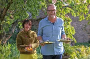 Iris und Jürgen Süß-Leonhardt servieren die Hauptspeise: gedünsteter Fenchel an Blattsalat mit Ziegenkäse, dazu: Ofenkartoffeln und Rote-Beete-Püree.