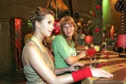 Hannah (Laura Osswald, l.) und Lisa (Alexandra Neldel, r.) versuchen auf einer Single-Party gegen ihren Liebeskummer anzukämpfen.