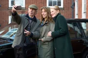 Ein Selfie zur Feier des Tages: Miri Matteson (Daisy Haggard, Mitte) mit ihren Eltern Caroline (Geraldine James) und Oscar (Richard Durden).