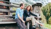Gemeinsam mit Benno Rahner (Philipp Rafferty) sucht Silvia Leitner (Regula Grauwiller) nach der verloren gegangenen Urne ihres verstorbenen Mannes.