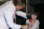 Dr. Robert Chase (Jesse Spencer, l.) kümmert sich um den kleinen Clancy (Skyler Gisondo, r.), der glaubt, von Aliens heimgesucht zu werden ...