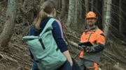 Kim Sattler (Isabell Polak) macht ihrem Mitarbeiter Lutz Kipper (Leo Reisinger) einen Vorschlag.