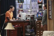 Ein neuer Esstisch soll her. Doch zum Leidwesen von Leonard (Johnny Galecki, r.) ist Sheldon (Jim Parsons, l.) mal wieder gegen eine Veränderung ...