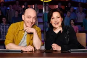 Rateteam-Kapitän Bernhard Hoëcker (l.) und die Sängerin Ute Freudenberg (r.) bilden ein Rateteam.