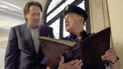 Sergente Vianello (Karl Fischer, re.) zeigt Commissario Brunetti (Uwe Kockisch, li.) die fehlenden Buchseiten.
