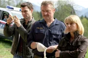 "Soko Kitzbühel", "Böses Blut." Am Tag nachdem Graf Adam, Gründer einer gemeinnützigen Stiftung, im Beisein der Familie mit einem Ehrenring ausgezeichnet worden ist, wird die Blumenhändlerin Corinna Lunz tot aufgefunden. Erwürgt. Bevor sie aber abtransportiert werden kann, wird der Leichenwagen samt Leiche entführt. Frau Lunz - so findet die SOKO heraus - ist im Schloss der Familie des Grafen gewesen, um den Blumenschmuck für die festliche Veranstaltung zu liefern. Unter Mordverdacht geraten nicht nur der Schlossherr, sondern auch die beiden Söhne Ferdinand und Karl, ein leidenschaftlicher Spieler. Ein bislang ungeklärter Frauenmord in Innsbruck, mit auffälligen Parallelen zum aktuellen Verbrechen, tauchen die Ereignisse für die SOKO jedoch noch einmal in ein völlig neues Licht.Im Bild (v.li.): Jakob Seeböck (Lukas Roither), Ferry Öllinger (Kroisleitner), Kristina Sprenger (Karin Kofler).