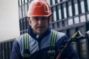 Mission: EAZ Von WC- und Flugzeug- zur Fensterreinigung Staffel 2 Folge 3 EAZ zeigt, ob er genauso so krass putzen kann, wie er rappt