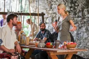 Sanne Berg (Sinja Dieks) spricht mit Thomas Wielking (Wolfgang Cerny) über die Ereignisse.