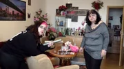 S12E46: Rentnerin Brigitte hat derweil für sieben Euro ein gebrauchtes Regal gekauft - doch der Aufbau bringt die 70-Jährige an ihre Grenzen.