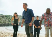 (v.l.n.r.) Tani Rey (Meaghan Rath); Steve McGarrett (Alex O'Loughlin); Pua Kai (Shawn Thomsen); Lou Grover (Chi McBride)