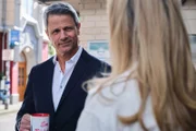 Benedikt (Jens Hajek) überrumpelt Cecilia (Carina Koller) mit einem spontanen Jobangebot.