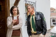 Mara Beck (Christin Balogh, l.) kann sich keinen Reim auf das Foto aus der Hosentasche ihres Mannes machen (mit Christian Tramitz, r.).