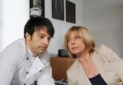 ARD STURM DER LIEBE FOLGE 1287, am Dienstag (26.04.11) um 15:10 Uhr im ERSTEN. Charlotte (Mona Seefried, r.) ermutigt Robert (Lorenzo Patané, l.), für seine Liebe zu kämpfen.