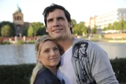 Alexander (Paul T. Grasshoff, r.) nimmt seinen ganzen Mut zusammen und fragt Anna (Jeanette Biedermann, l.), ob sie mit ihm zusamenziehen möchte ...