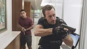 L-R: Junior (Beulah Koale) und Steve McGarrett (Alex O'Loughlin)