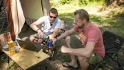 Langschläfer am Bergwitzsee. Lars und Holger kommen morgens nur schwer aus ihrem Schlafsack. Sie sind aber nicht zum Urlaub auf dem Campingplatz, sondern dienstlich unterwegs. Beim Musikfestival „Melt" kontrollieren sie bis morgens um vier die Bass-Lautstärke. Damit sich die Anwohner nicht beschweren.