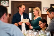 Gregor ist über seine Geburtstagsfeier sehr gerührt und kürt mit lieben Worten den Tag als einen seiner schönsten Geburtstage. Von links: Gregor (Holger Matthias Wilhelm), Vera (Sybille Waury), Lien (Nui Nguyen) und Leon (Joel Akgün).
