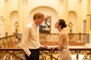 Jack (Domhnall Gleeson) diskutiert mit Alice (Andrea Riseborough) über deren Leben. Er kann viele ihrer Entscheidungen nicht verstehen. Aber seine Liebe zu ihr lässt ihn vieles ertragen.