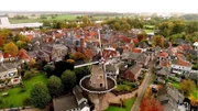 Chris und Wendy aus Neu Mexiko beschließen, in die Niederlande zu ziehen, weil Chris dort ein attraktives Jobangebot als Staffelkapitän bei der Air Force bekommen hat. Doch während er ein modernes Domizil mitten in der Stadt möchte, hätte Wendy gerne ein altes, holländisches Bauernhaus auf dem Land.
