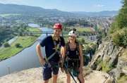 André Gatzke klettert mit Guide Yael van den Hoek (r) auf die 260 Meter hohe Schäferwand in Děčín.